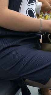 开叉连衣短裙美眉白皙美腿