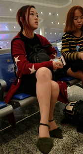 黑色包臀裙肉色丝袜高跟红衣美眉