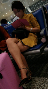 黄色连衣裙裸腿少妇