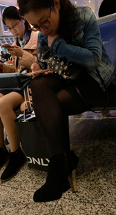 黑色丝袜高跟长发少妇