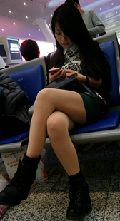 绿色紧绷包臀裙肉色丝袜妹子