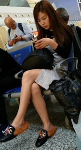 灰色连衣裙长发美女白皙裸腿