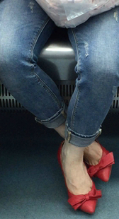 地铁红高MM在挑鞋