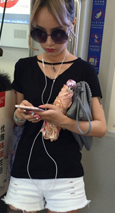 美腿纹身的时尚小美眉