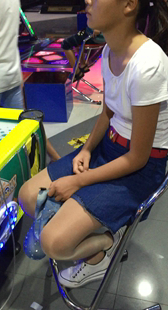 游戏厅里短裙美女