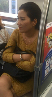 地铁上高跟MM挑鞋