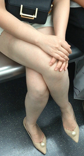 地铁性感大白腿美女