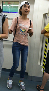 地铁紧牛小妹视频