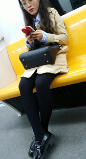 地铁小少妇玩手机