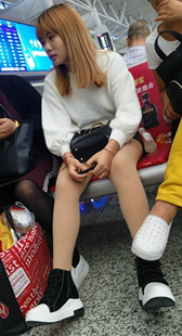 肉色丝袜短裙妹子车站等车