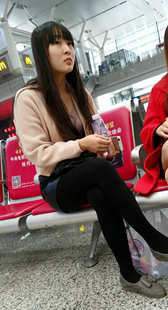 黑丝美女心情不太好