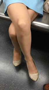 地铁蓝裙美女美腿