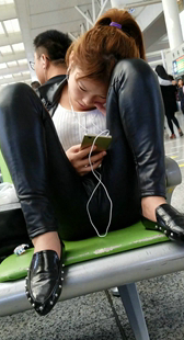 黑色紧身皮裤M坐姿白肤妹子