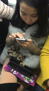 肉丝筒鞋玩手机少妇