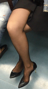 地铁黑丝少妇诱惑人