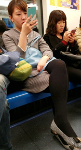 地铁黑丝少妇玩手机