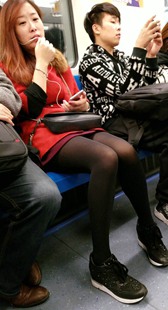 黑色丝袜性感美腿红发少妇