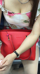 地铁上丰满肉丝胸器高跟MM