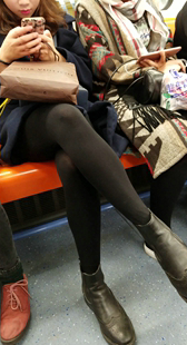 黑色丝袜长腿可爱嘟嘟脸妹子