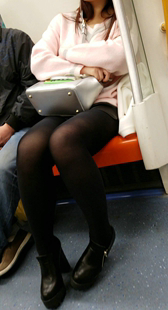 黑色丝袜黑色皮短裤丰满妹子