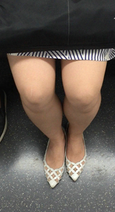 地铁条纹短裙少女