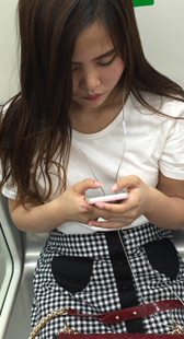 漂亮高跟MM玩手机