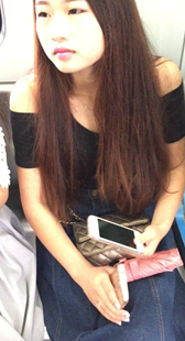 长裙MM浅露事业线