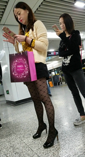 黑色网袜高跟黑色短裤少妇