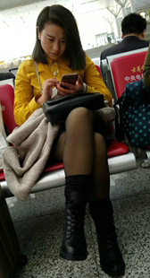 黑色丝袜和黑色紧身皮裤两个少妇