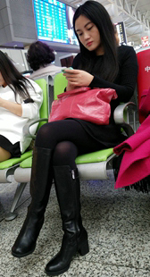 丝袜极品修长美腿黑色皮靴长发妹子