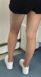 地铁黑短裤小妹