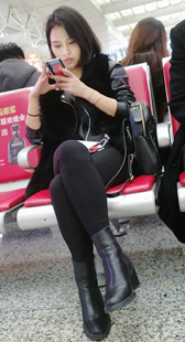 黑色紧身裤短发少妇