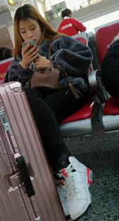 黑色紧身牛仔裤金黄长发漂亮美女