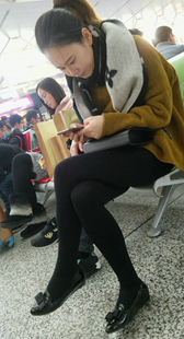 短裙黑色丝袜细腿白肤妹子