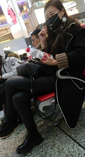 黑色紧身皮裤口罩妹子