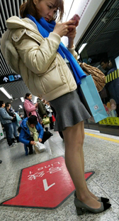 灰色高跟灰色超短裙肉色丝袜少妇