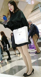 三个极品丝袜美腿连衣裙美女