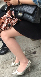 漂亮白高跟肉丝MM挑鞋晾足