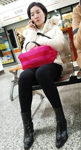 黑色紧身裤美白少妇性感美腿