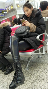 黑色紧身皮裤极品长腿清纯漂亮妹子