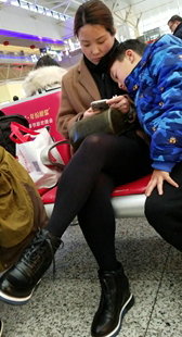 黑色丝袜少妇和儿子玩手机