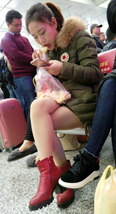 军绿色羽绒服肉色丝袜清纯小妹