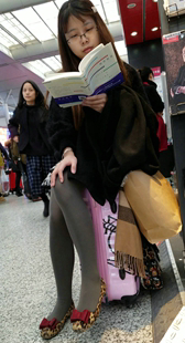 豹纹高跟灰色丝袜美腿妹子