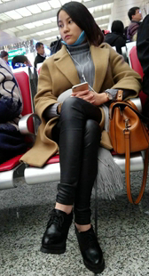 黑色紧身皮裤短发美少妇