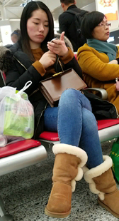 蓝色紧身牛仔裤妹子