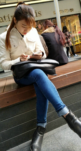 蓝色紧身牛仔裤干练妹子