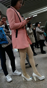 粉红外套肉丝白色高跟漂亮美少妇