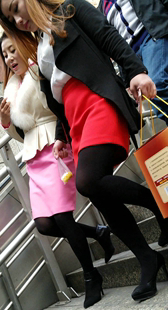 金色长发美女黑色丝袜性感美腿