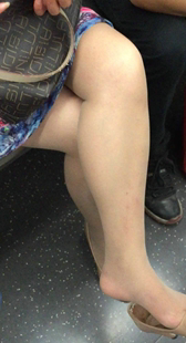 地铁肉丝MM爱挑鞋