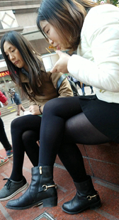 两个黑色丝袜美眉